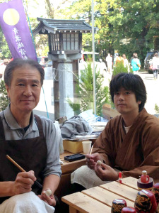 左：加納博、右：息子の陽平　（佐藤 健兒朗撮影　平成26年10月）